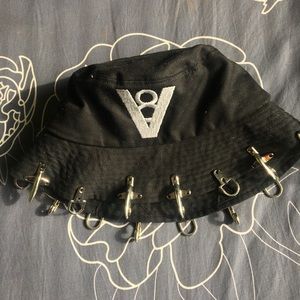 V8 bucket hat w silver clip accents